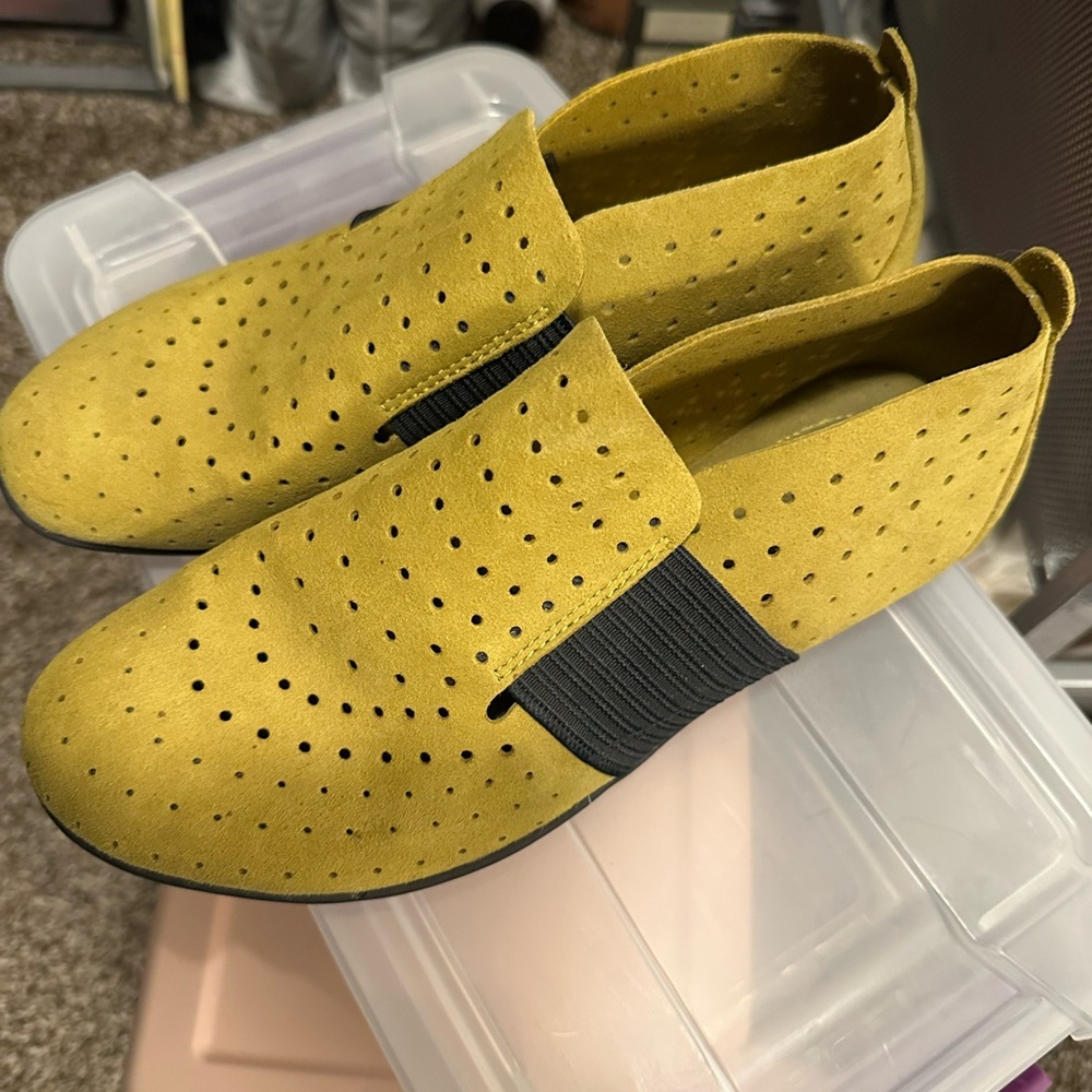 BUSSOLA Green women’s shoe size 7.5 Worn Once
